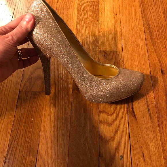 Sparkly gold Guess heels 👠 - Picture 4 of 6